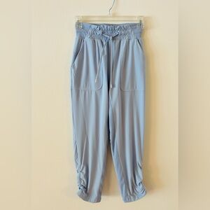 Lululemon Beyond The Studio Crop Pants in Size 0 Color Blue Linen